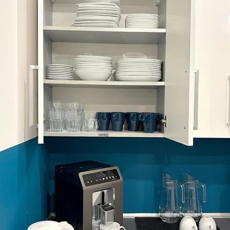 Hala - Na Wylacznosc Tuz Przy Dworcu *