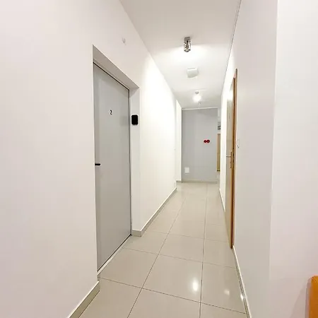 Hala - Na Wylacznosc Tuz Przy Dworcu * Гдиня