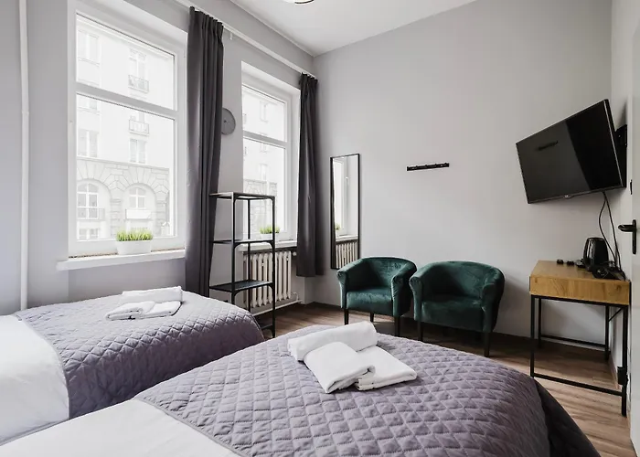 Hala - Na Wylacznosc Tuz Przy Dworcu *