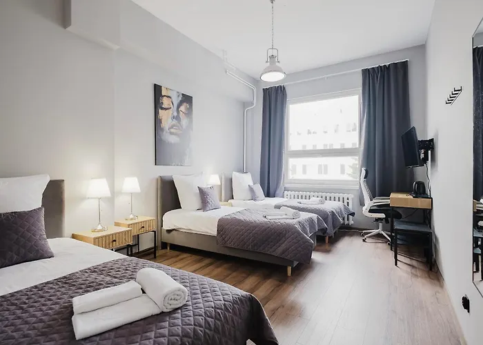 Hala - Na Wylacznosc Tuz Przy Dworcu